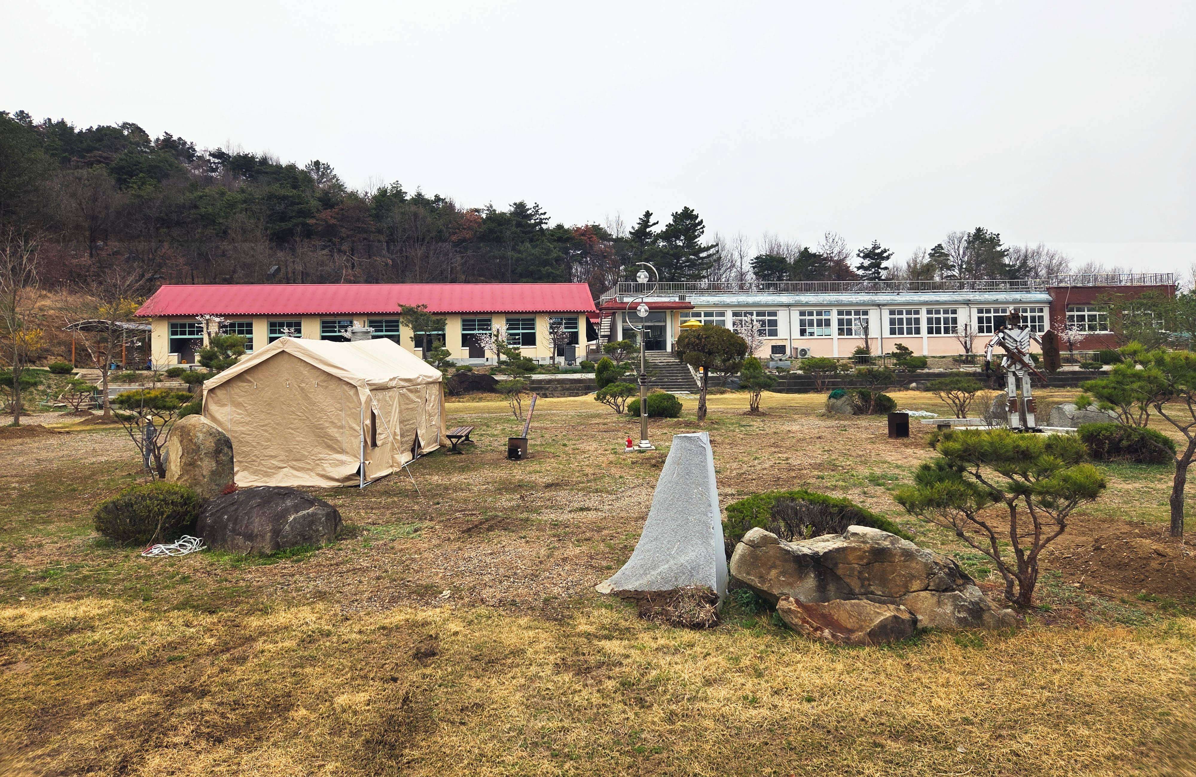 호수와 산이 어우러진 구미비즈캠핑장 전경